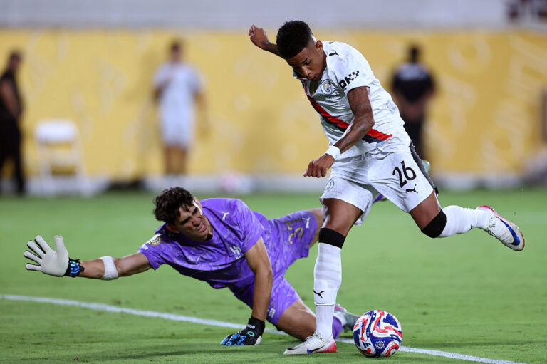 Yassine Bounou vs Manchester City