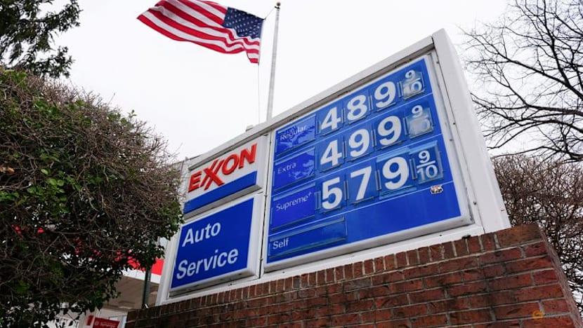 The U.S. average gasoline price slipped to about $4.25 per gallon on October 28, 2026. Here’s what drivers should know about fuel costs.